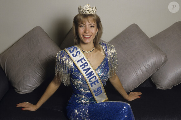 Une triste date pour les proches de Gaëlle Voiry.
En France, à Paris, en studio, Gaëlle Voiry, Miss France 1990 posant en décembre 1989.