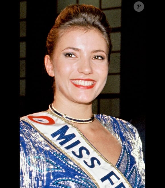 Election Miss France 1991 , Gaelle Voiry élue en 1990 présente à l'événement aux côtés de Mareva Georges, Miss Tahiti élue Miss France 1991.