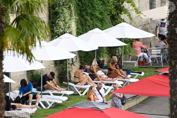 Alors que Jacques Chirac en faisait la promesse il y a un quart de siècle, Anne Hidalgo a pu dévoiler ce dimanche les trois premiers sites de baignade qui doivent ouvrir à l'été 2025
Illustration de l'édition 2022 de Paris Plage, sur les berges de Seine à Paris, France, le 21 juillet 2022. © Federico Pestellini/panoramic/bestimage