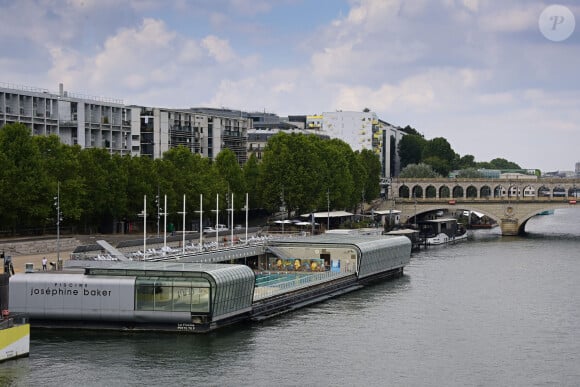 Illustration de l'édition 2022 de Paris Plage, sur les berges de Seine à Paris, France, le 21 juillet 2022. © Federico Pestellini/panoramic/bestimage  Illustration of the 2022 edition of Paris Plage, on the banks of the Seine in Paris, France, on July 21, 2022. 