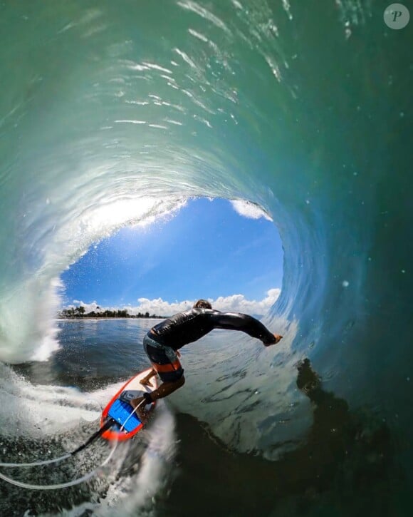 Le surfeur se serait "sectionné l'artère fémorale au niveau de l'aine".
