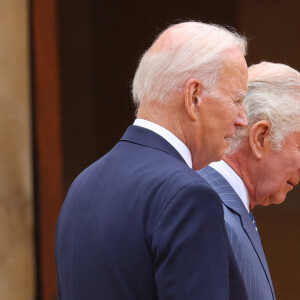 Heureusement,Charles III n'a rien dit et n'a pas bronché.
Le roi Charles III d'Angleterre reçoit le président américain Joe Biden lors d'une cérémonie de bienvenue dans le quadrilatère du château de Windsor, dans le Berkshire, Royaume Uni, le 10 juillet 2023, lors de la visite du président Biden au Royaume-Uni. 