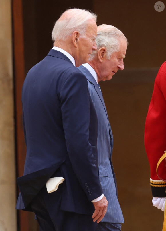 Heureusement,Charles III n'a rien dit et n'a pas bronché.
Le roi Charles III d'Angleterre reçoit le président américain Joe Biden lors d'une cérémonie de bienvenue dans le quadrilatère du château de Windsor, dans le Berkshire, Royaume Uni, le 10 juillet 2023, lors de la visite du président Biden au Royaume-Uni. 