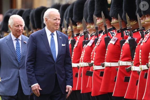 Provoquant un gros malaise avec Charles III ! 
Le roi Charles III d'Angleterre reçoit le président américain Joe Biden lors d'une cérémonie de bienvenue dans le quadrilatère du château de Windsor, dans le Berkshire, Royaume Uni, le 10 juillet 2023, lors de la visite du président Biden au Royaume-Uni. 
