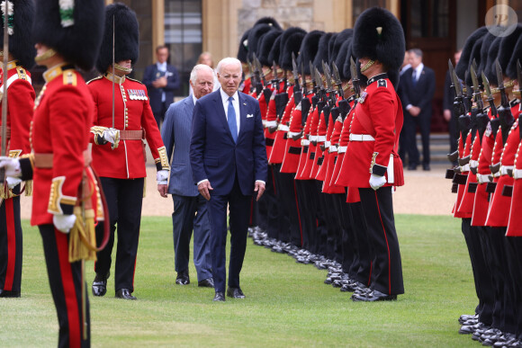 Le roi Charles III d'Angleterre reçoit le président américain Joe Biden lors d'une cérémonie de bienvenue dans le quadrilatère du château de Windsor, dans le Berkshire, Royaume Uni, le 10 juillet 2023, lors de la visite du président Biden au Royaume-Uni. 