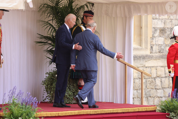 Le roi Charles III d'Angleterre reçoit le président américain Joe Biden lors d'une cérémonie de bienvenue dans le quadrilatère du château de Windsor, dans le Berkshire, Royaume Uni, le 10 juillet 2023, lors de la visite du président Biden au Royaume-Uni. 