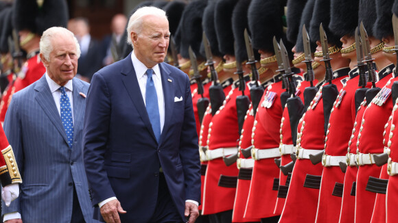 Joe Biden à nouveau très confus : gros moment de malaise avec Charles III devant les soldats, le roi gêné reste sérieux