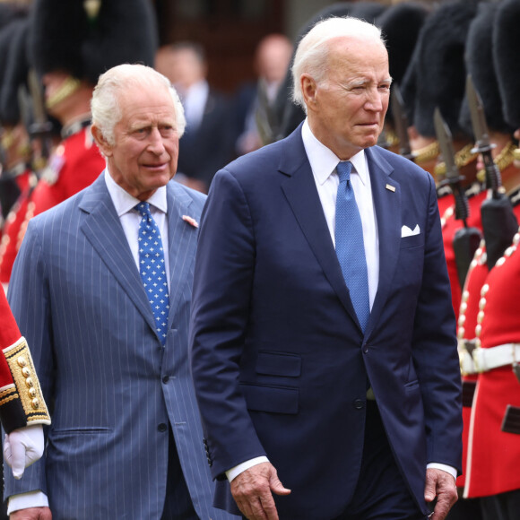 Charles III a reçu Joe Biden à Windsor.
Le roi Charles III d'Angleterre reçoit le président américain Joe Biden lors d'une cérémonie de bienvenue dans le quadrilatère du château de Windsor, dans le Berkshire, Royaume Uni, lors de la visite du président Biden au Royaume-Uni. 