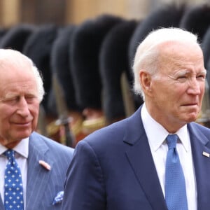 Le roi Charles III d'Angleterre reçoit le président américain Joe Biden lors d'une cérémonie de bienvenue dans le quadrilatère du château de Windsor, dans le Berkshire, Royaume Uni, le 10 juillet 2023, lors de la visite du président Biden au Royaume-Uni. 