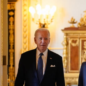 Le roi Charles III d'Angleterre reçoit le président américain Joe Biden lors d'une cérémonie de bienvenue dans le quadrilatère du château de Windsor, dans le Berkshire, Royaume Uni, le 10 juillet 2023, lors de la visite du président Biden au Royaume-Uni. 