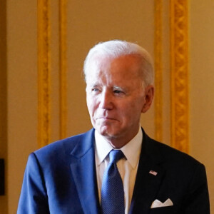 Le roi Charles III d'Angleterre reçoit le président américain Joe Biden lors d'une cérémonie de bienvenue dans le quadrilatère du château de Windsor, dans le Berkshire, Royaume Uni, le 10 juillet 2023, lors de la visite du président Biden au Royaume-Uni. 