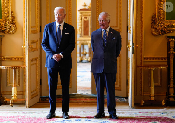 Le roi Charles III d'Angleterre reçoit le président américain Joe Biden lors d'une cérémonie de bienvenue dans le quadrilatère du château de Windsor, dans le Berkshire, Royaume Uni, le 10 juillet 2023, lors de la visite du président Biden au Royaume-Uni. 