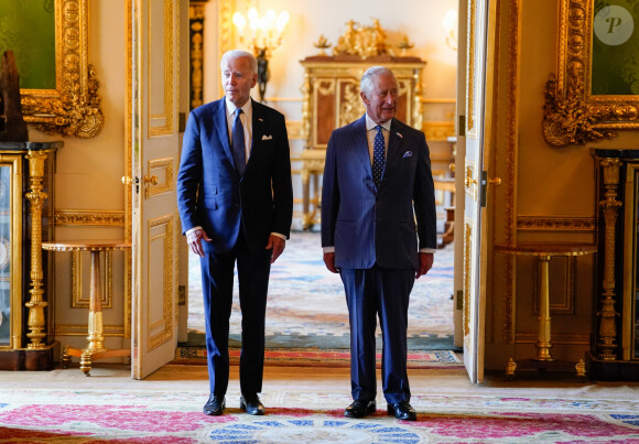 Le roi Charles III d'Angleterre reçoit le président américain Joe Biden lors d'une cérémonie de bienvenue dans le quadrilatère du château de Windsor, dans le Berkshire, Royaume Uni, le 10 juillet 2023, lors de la visite du président Biden au Royaume-Uni. 