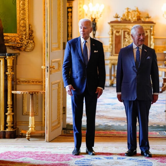 Le roi Charles III d'Angleterre reçoit le président américain Joe Biden lors d'une cérémonie de bienvenue dans le quadrilatère du château de Windsor, dans le Berkshire, Royaume Uni, le 10 juillet 2023, lors de la visite du président Biden au Royaume-Uni. 