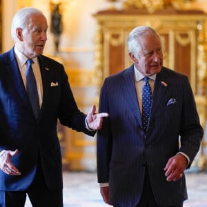 Et les deux hommes ont vécu plusieurs moments de gêne.
Le roi Charles III d'Angleterre reçoit le président américain Joe Biden lors d'une cérémonie de bienvenue dans le quadrilatère du château de Windsor, dans le Berkshire, Royaume Uni, le 10 juillet 2023, lors de la visite du président Biden au Royaume-Uni. 