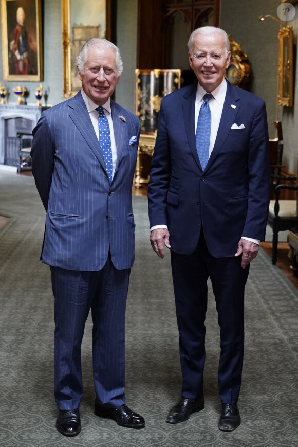 Le roi Charles III d'Angleterre reçoit le président américain Joe Biden lors d'une cérémonie de bienvenue dans le quadrilatère du château de Windsor, dans le Berkshire, Royaume Uni, le 10 juillet 2023, lors de la visite du président Biden au Royaume-Uni. 