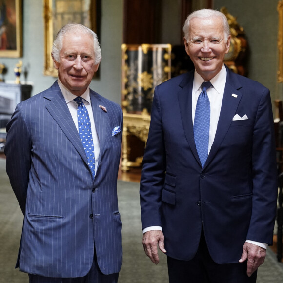 Le roi Charles III d'Angleterre reçoit le président américain Joe Biden lors d'une cérémonie de bienvenue dans le quadrilatère du château de Windsor, dans le Berkshire, Royaume Uni, le 10 juillet 2023, lors de la visite du président Biden au Royaume-Uni. 