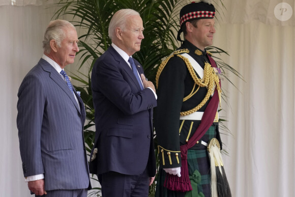 Le roi Charles III d'Angleterre reçoit le président américain Joe Biden lors d'une cérémonie de bienvenue dans le quadrilatère du château de Windsor, dans le Berkshire, Royaume Uni, le 10 juillet 2023, lors de la visite du président Biden au Royaume-Uni. 