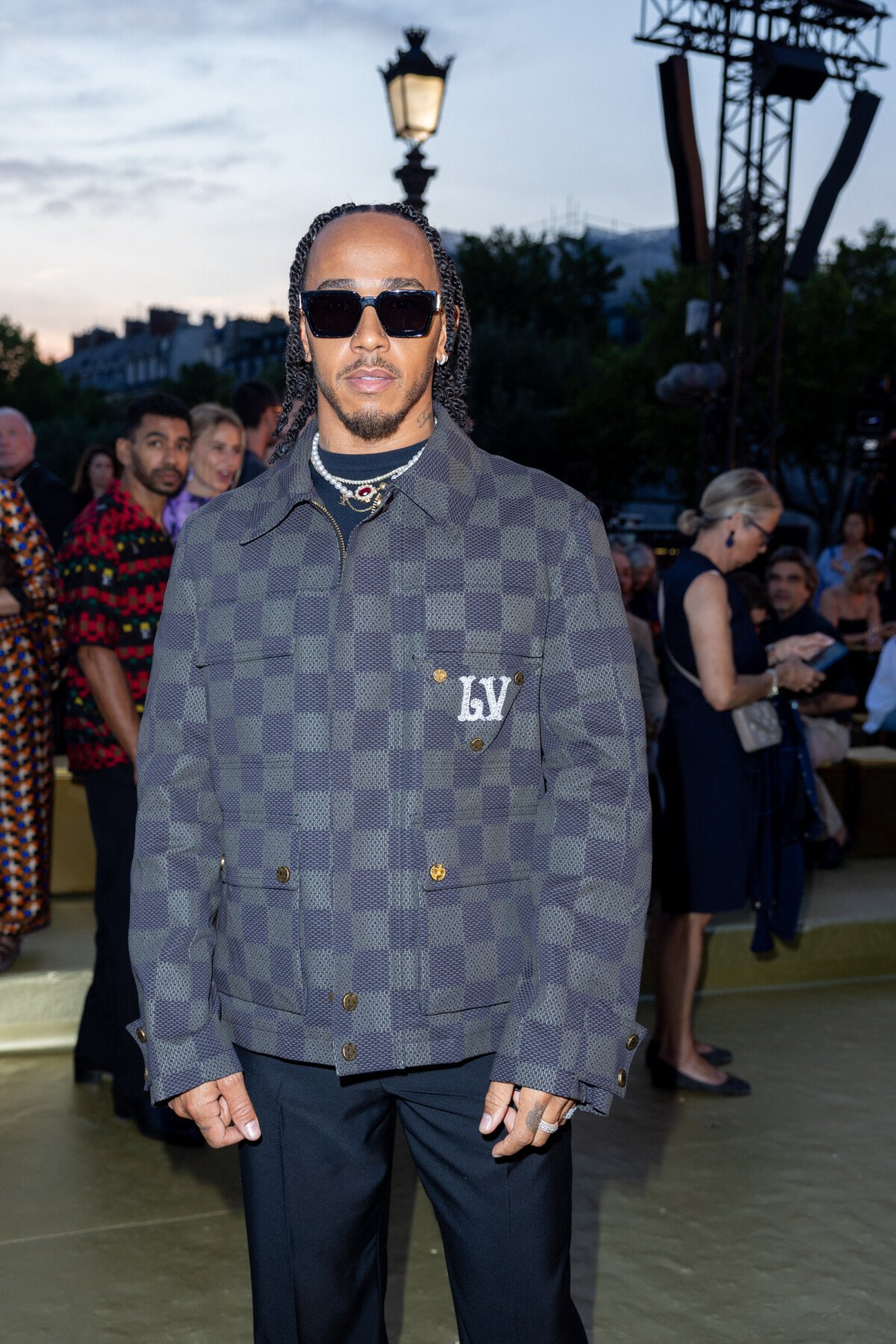 Lewis Hamilton asiste al desfile de Louis Vuitton en París — Q8