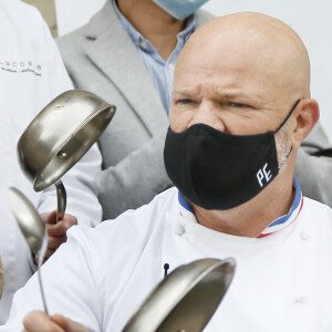 Philippe Etchebest organise un concert de casseroles devant son restaurant Bordelais "Le 4ème Mur" avec son équipe afin de soutenir l'ouverture des restaurants pendant la crise liée à l'épidémie de Coronavirus (COVID-19), le 2 Octobre 2020 à Bordeaux. Bestimage