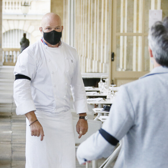 Philippe Etchebest organise un concert de casseroles devant son restaurant Bordelais "Le 4ème Mur" avec son équipe afin de soutenir l'ouverture des restaurants pendant la crise liée à l'épidémie de Coronavirus (COVID-19), le 2 Octobre 2020 à Bordeaux. Bestimage