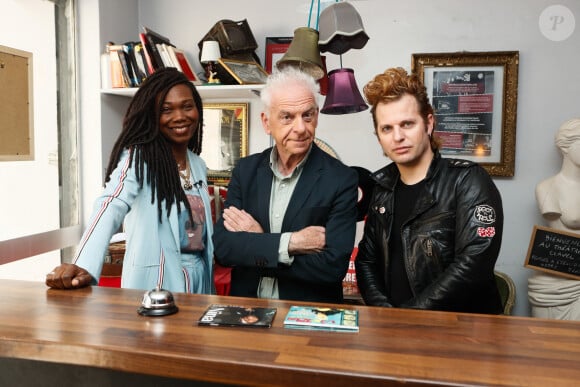 Exclusif - Kareen Guiock-Thuram, Jacky Jakubowicz, Viktor Huganet - Backstage - Enregistrement de l'émission "Jacky aux platines" au théâtre Clavel à Paris, présentée par J.Jakubowicz, et diffusée le 15 juillet sur 20 minutes TV. Le 13 juin 2023. © Christophe Clovis / Bestimage