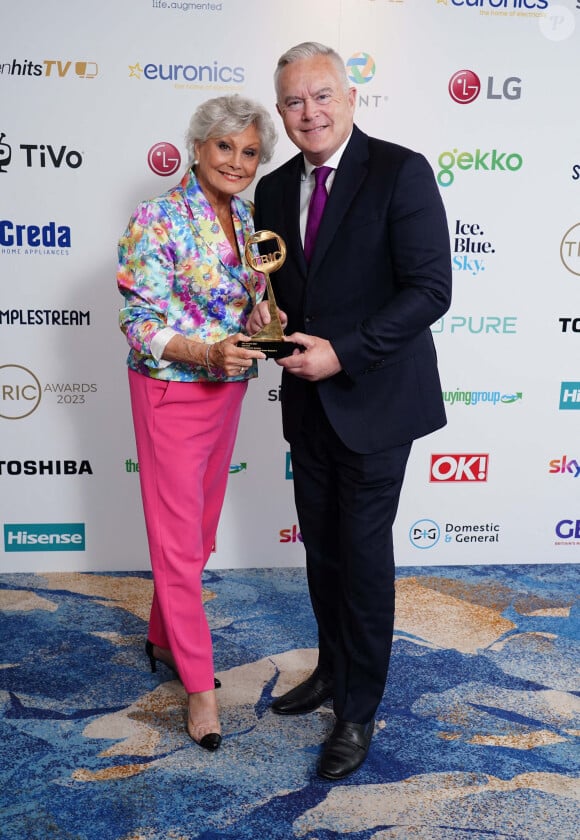 Jusqu'à présent, le nom de l'animateur était resté sous silence, les médias préférant éviter une sanction pour diffamation ou atteinte à la vie privée.
Huw Edwards, Angela Rippon au Grosvenor House Hotel de London. Le 27 juin 2023. @ Ian West/PA Wire