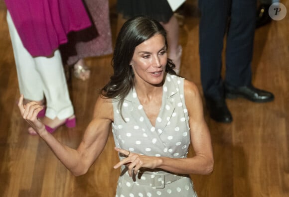Et ses muscles étaient impressionnants dans sa robe. 
Letizia d'Espagne - Remise des décorations de La Caixa au Caixaforum, Madrid, Espagne, 12 juillet 2023.