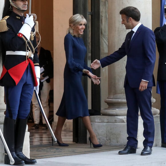 Une visite qui commence sous les meilleurs auspices
Le président de la république française, Emmanuel Macron et sa femme la première dame, Brigitte Macron recoivent pour un dîner le Premier ministre de la République de l'Inde, Narendra Modi, au palais présidentiel de l'Elysée, à Paris, France, le 13 juillet 2023. © Stéphane Lemouton/Bestimage