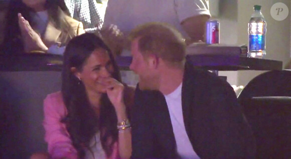 De quoi poser des questions, bénéficie-t-elle de passe-droit ?
Le prince Harry, duc de Sussex et Meghan Markle, duchesse de Sussex, assistent au match des Lakers à la Crypto.com Arena à Los Angeles, le 24 avril 2023.©Backgrid UK/Bestimage