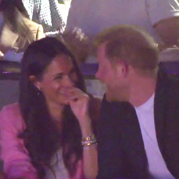 De quoi poser des questions, bénéficie-t-elle de passe-droit ?
Le prince Harry, duc de Sussex et Meghan Markle, duchesse de Sussex, assistent au match des Lakers à la Crypto.com Arena à Los Angeles, le 24 avril 2023.©Backgrid UK/Bestimage