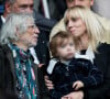 Il a mal vécu leur rupture
Louis Bertignac avec sa femme Julie Delafosse et leur fils Jack dans les tribunes lors du match de Ligue 1 "PSG - Angers (4-0)" au Parc des Princes à Paris, le 5 octobre 2019. © Cyril Moreau/Bestimage 