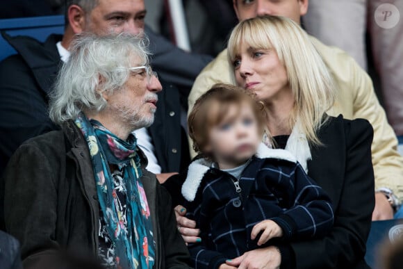 Il a mal vécu leur rupture
Louis Bertignac avec sa femme Julie Delafosse et leur fils Jack dans les tribunes lors du match de Ligue 1 "PSG - Angers (4-0)" au Parc des Princes à Paris, le 5 octobre 2019. © Cyril Moreau/Bestimage 