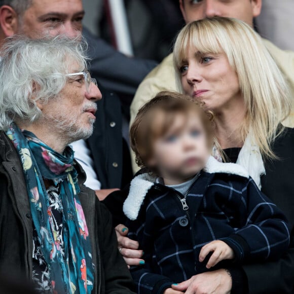 Il a mal vécu leur rupture
Louis Bertignac avec sa femme Julie Delafosse et leur fils Jack dans les tribunes lors du match de Ligue 1 "PSG - Angers (4-0)" au Parc des Princes à Paris, le 5 octobre 2019. © Cyril Moreau/Bestimage 