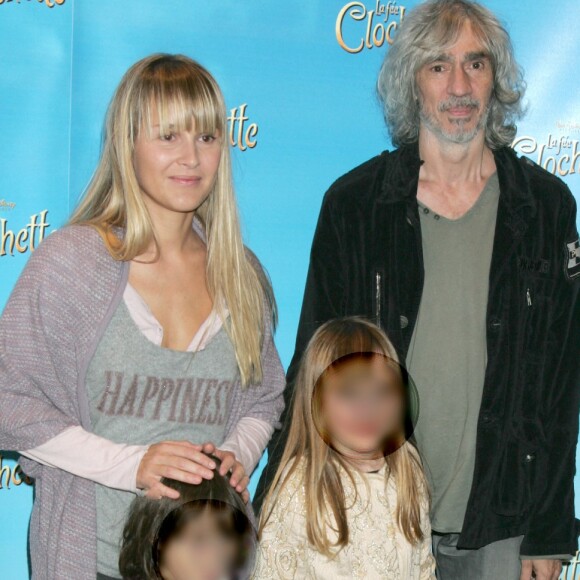 Il est le père de trois enfants, ses deux premières filles sont nées de son couple avec Julie Delafosse.
Louis Bertignac avec Julie Delafosse et leur fille en 2008 pour l'avant-première de La Fée Clochette