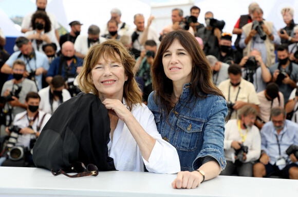 Jane Birkin (habillée en Celine), Charlotte Gainsbourg au photocall du film Jane par Charlotte (Cannes première) lors du 74ème festival international du film de Cannes le 8 juillet 2021 © Borde / Jacovides / Moreau / Bestimage