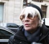Depuis que l'annonce a été faite, après que le corps sans vie de la chanteuse a été retrouvé par son aide soignante à son domicile du 6e arrondissement de Paris, les hommages se font nombreux.
Exclusif - Françoise Hardy dans les rues de Paris le 11 Février 2016.