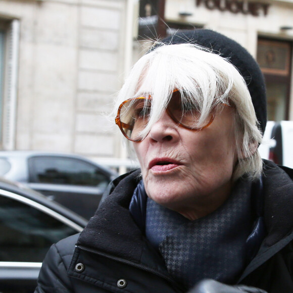 Depuis que l'annonce a été faite, après que le corps sans vie de la chanteuse a été retrouvé par son aide soignante à son domicile du 6e arrondissement de Paris, les hommages se font nombreux.
Exclusif - Françoise Hardy dans les rues de Paris le 11 Février 2016.