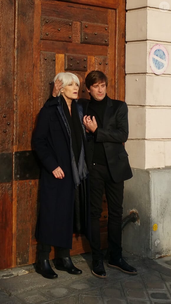 Exclusif - Françoise Hardy et son fils Thomas Dutronc se baladent le long des quais de l'Île Saint-Louis à Paris, France, le 2 novembre 2016.