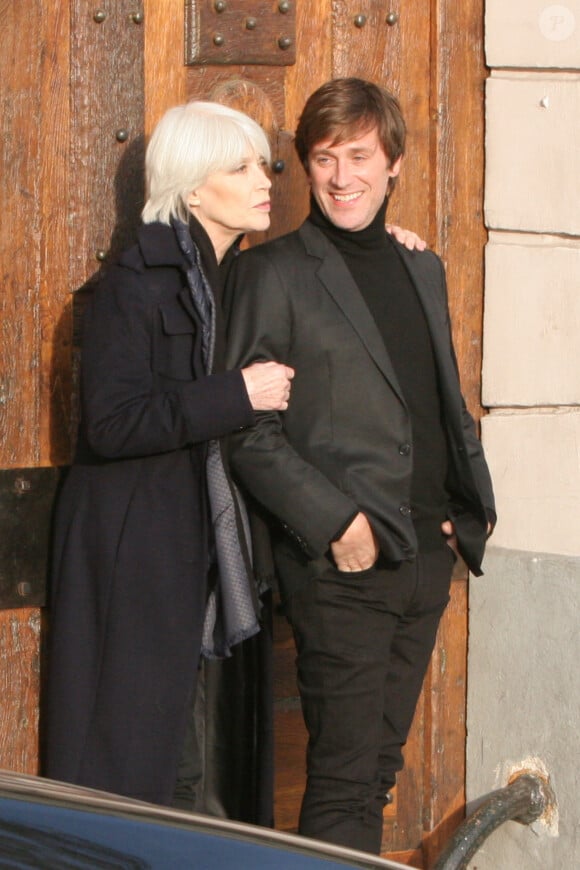 Exclusif - Françoise Hardy et son fils Thomas Dutronc se baladent le long des quais de l'Île Saint-Louis à Paris, France, le 2 novembre 2016.