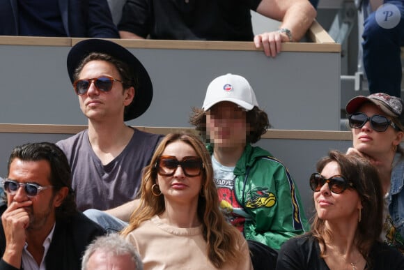 Mais refuse le reste catégoriquement ! 
Mélanie Thierry et son compagnon le chanteur Raphael et leur fils Roman en tribunes lors des Internationaux de France de tennis de Roland Garros à Paris, France, le 26 mai 2022.