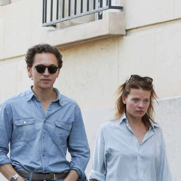 Exclusif - Le chanteur Raphaël et sa compagne Mélanie Thierry - Après l'hommage à Philippe Cerboneschi (Zdar), le cortège de la famille et des proches se dirige à pied de la place Marcel Aymé vers le Cimetière de Montmartre à Paris le 2 juillet 2019.