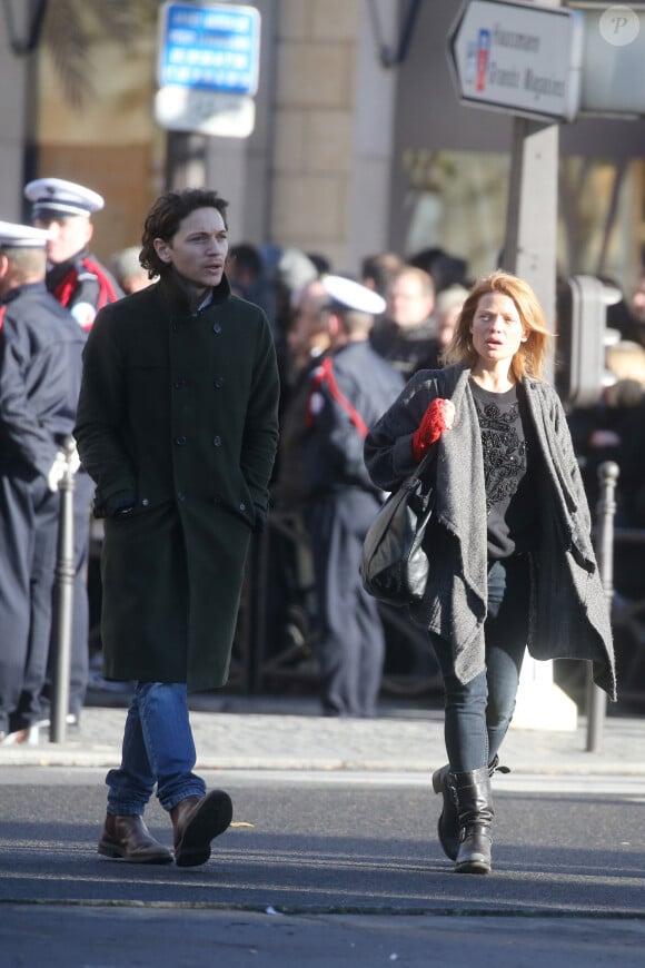 Le chanteur Raphaël et sa compagne Mélanie Thierry - Arrivées des personnalités en l'église de La Madeleine pour les obsèques de Johnny Hallyday à Paris. Le 9 décembre 2017 