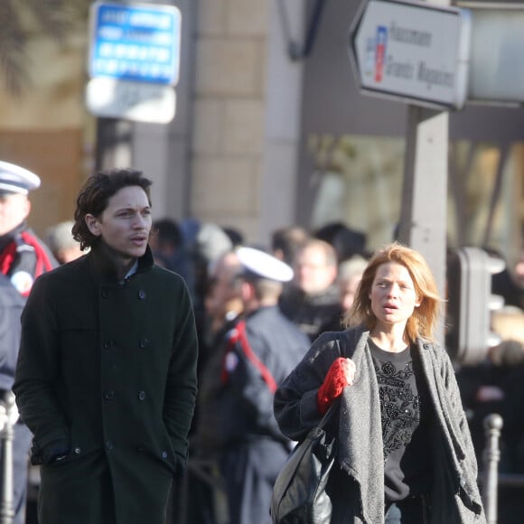 Le chanteur Raphaël et sa compagne Mélanie Thierry - Arrivées des personnalités en l'église de La Madeleine pour les obsèques de Johnny Hallyday à Paris. Le 9 décembre 2017 