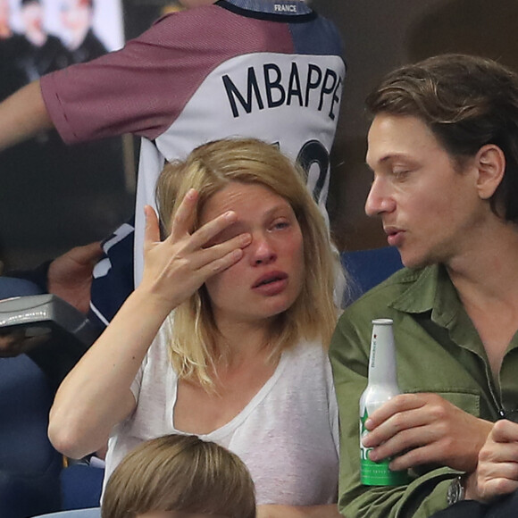 Exclusif - Mélanie Thierry assiste très triste et en pleurs assiste au match amical France Anglettere avec son compagnon Raphaël et son fils Roman au Stade de France à Saint-Denis le 13 juin 2017.