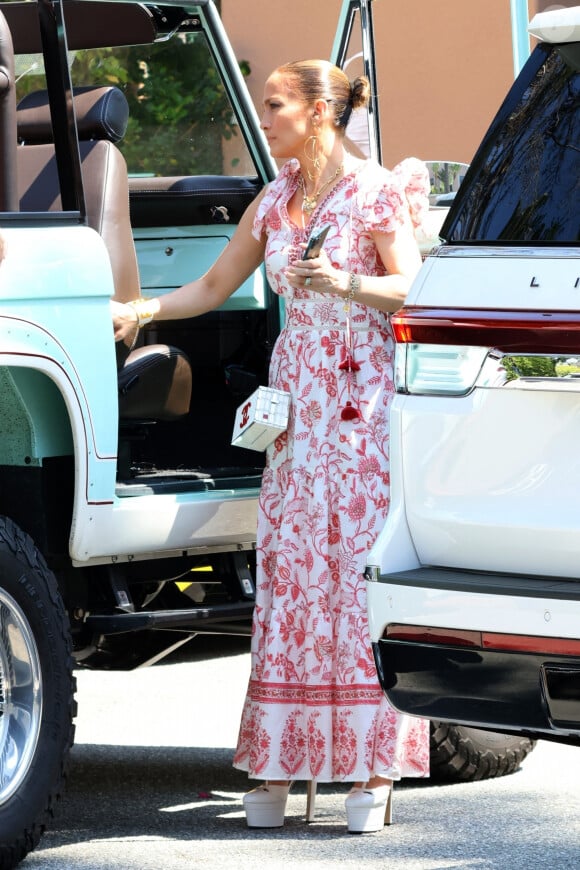 La chanteuse est apparue dans une magnifique robe longue aux motifs floraux. Perchée sur des talons surdimensionnés blancs, elle était entourée de son époux.
Jennifer Lopez à Los Angeles