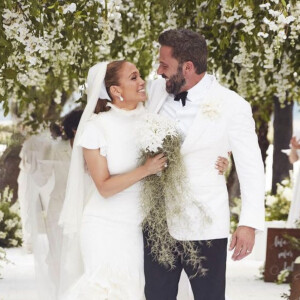 Ainsi les deux tourtereaux ont décidé de célébrer leurs noces de coton.
Jennifer Affleck (Lopez) partage des photos de son mariage avec B.Affleck sur les réseaux sociaux, le 1er septembre 2022.