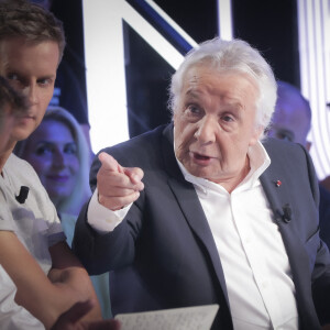 Exclusif - Michel Sardou sur le plateau de l'émission Touche pas à mon poste (TPMP) présentée en direct par C.Hanouna et diffusée sur C8 le 29 août 2022. © Jack Tribeca / Bestimage 