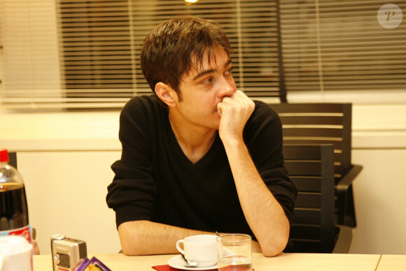 Grégory Lemarchal rencontre les lecteurs de Télé Loisirs à Paris, le 20 décembre 2006.