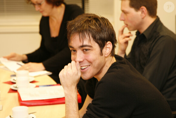 Grégory Lemarchal rencontre les lecteurs de Télé Loisirs à Paris, le 20 décembre 2006.